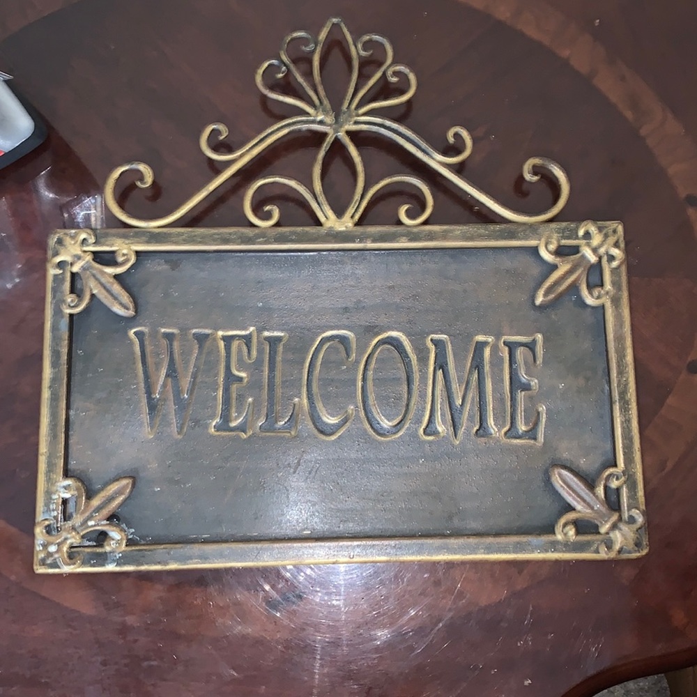 Antiqued welcome sign